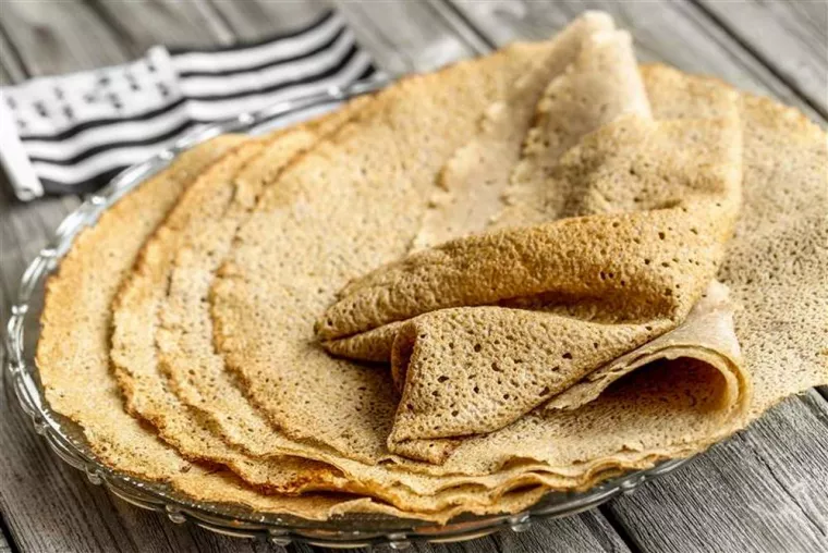 Manger une galette bretonne faite maison avec du roquefort, de la crème et des noix, Vence, Crêperie Bretonne Vence